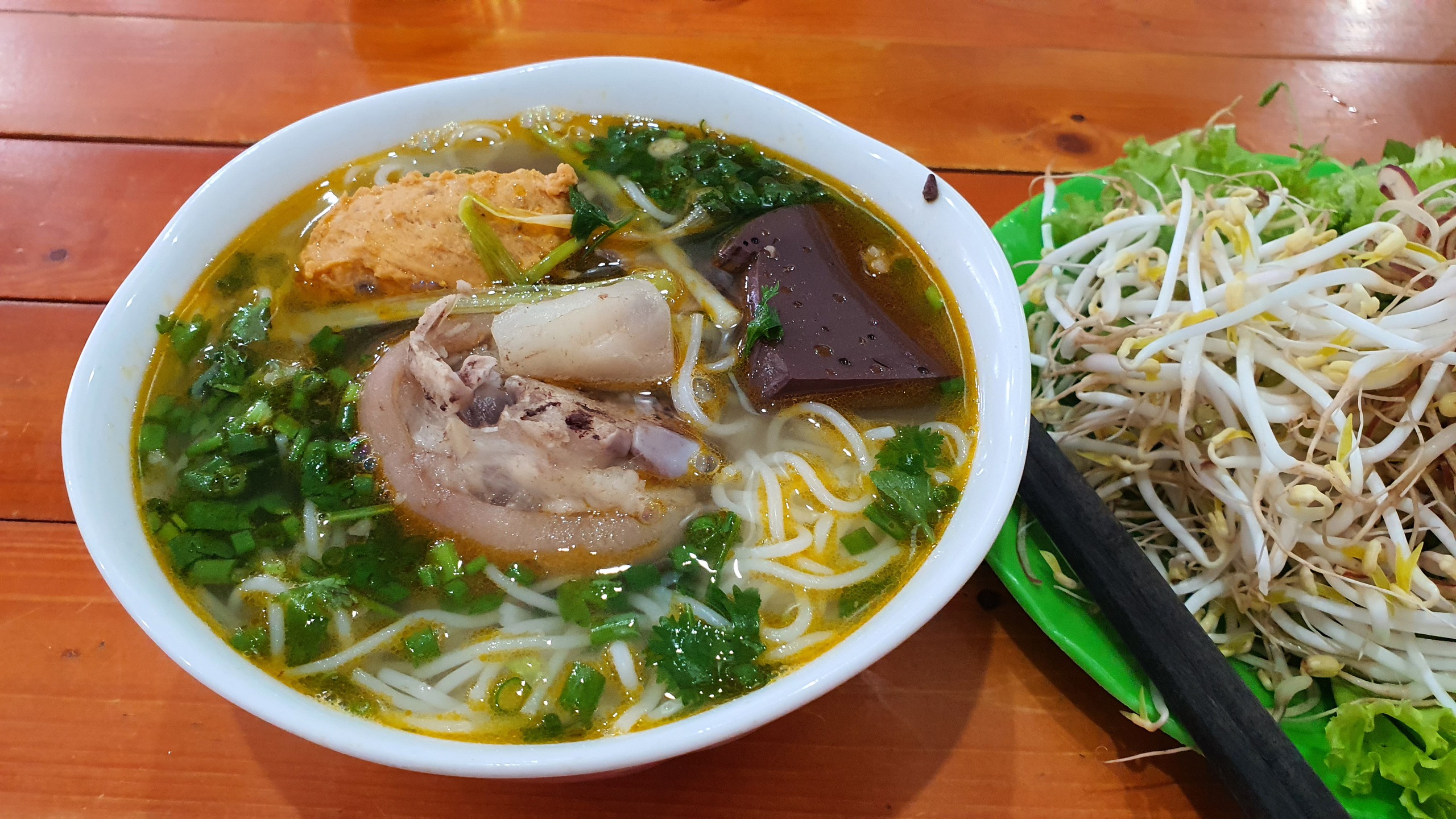 Bún bò Huế thập cẩm hấp dẫn gồm khoanh giò, chả cua và huyết Bún bò Huế thập cẩm hấp dẫn gồm khoanh giò, chả cua và huyết