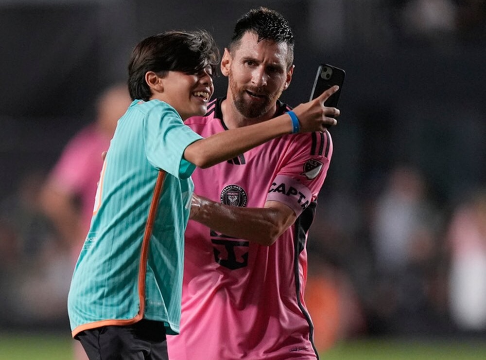 CĐV đột nhập xuống sân tiết lộ câu nói bất ngờ của Messi- Ảnh 1. CĐV đột nhập xuống sân tiết lộ câu nói bất ngờ của Messi- Ảnh 1.