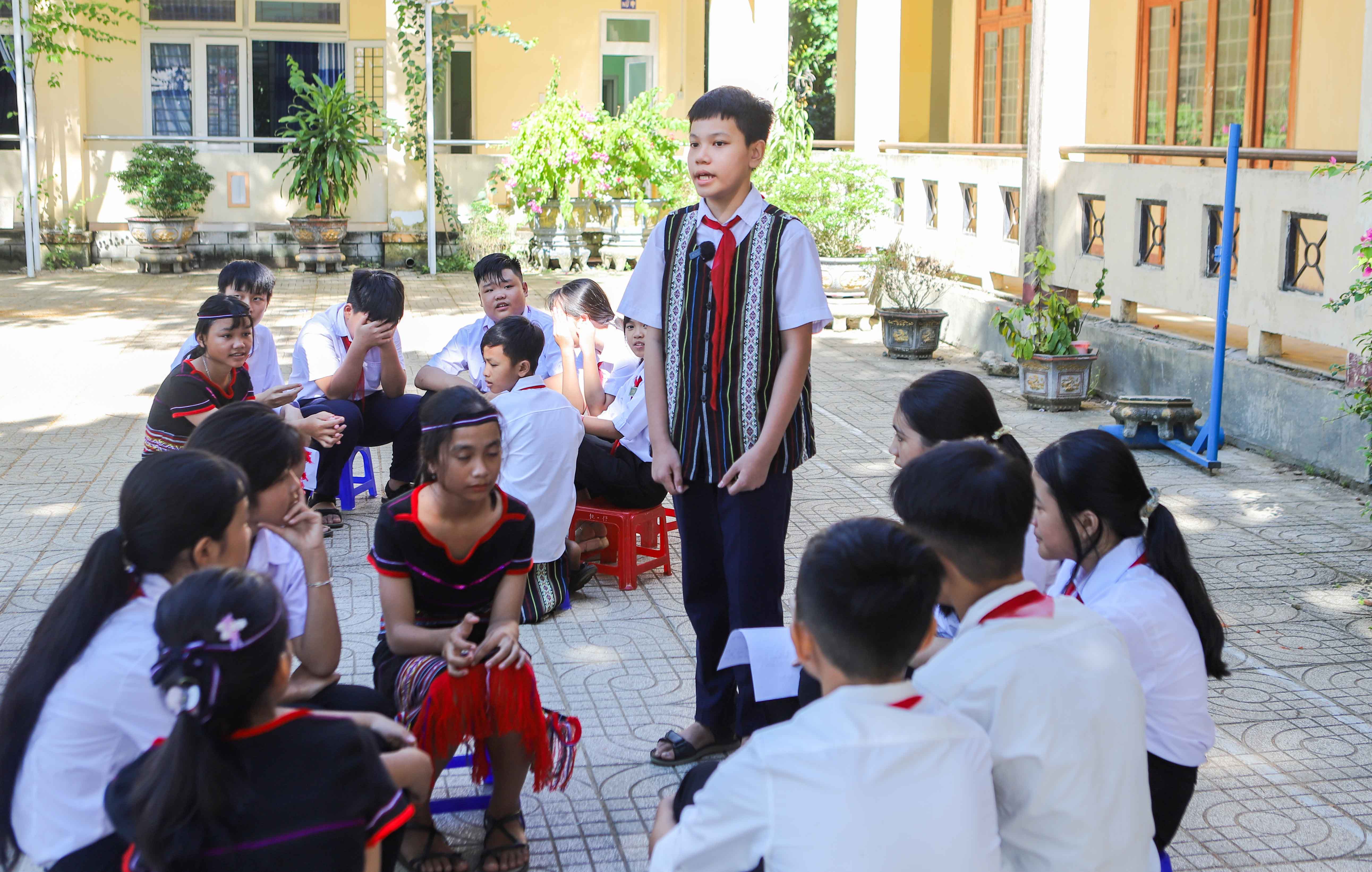 CLB "Thủ lĩnh của sự thay đổi" giúp trẻ em dân tộc thiểu số tự tin vững bước- Ảnh 8. CLB "Thủ lĩnh của sự thay đổi" giúp trẻ em dân tộc thiểu số tự tin vững bước- Ảnh 8.