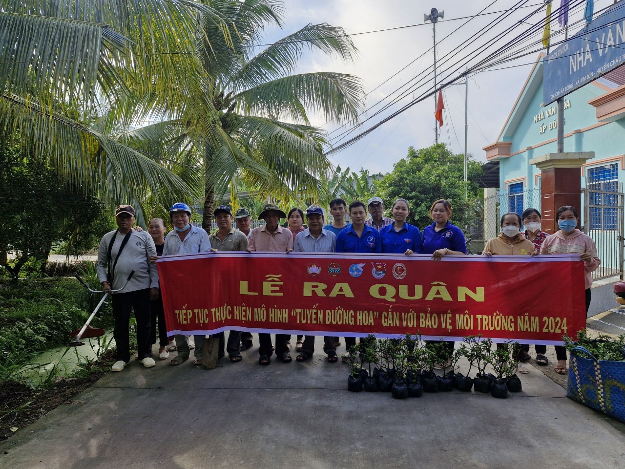 Ở xã này của Tiền Giang, tuyến đường hoa nông thôn mới đẹp tinh tươm, rác thải