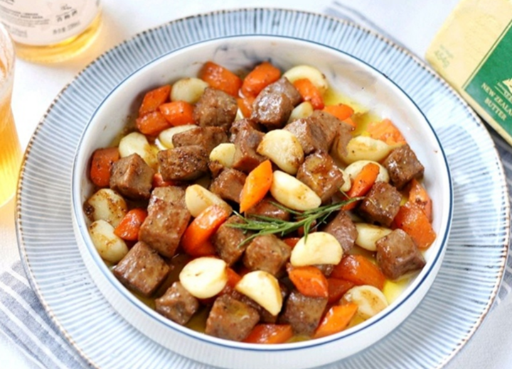 Cách làm bò lúc lắc bơ tỏi thơm ngon, đậm vị - Ảnh 1. Cách làm bò lúc lắc bơ tỏi thơm ngon, đậm vị - Ảnh 1.