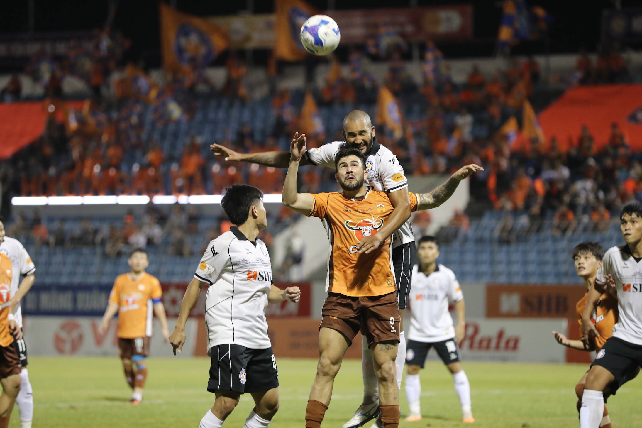 HAGL bắt đầu chững lại: Cẩn thận, V-League rất khắc nghiệt- Ảnh 1. HAGL bắt đầu chững lại: Cẩn thận, V-League rất khắc nghiệt- Ảnh 1.