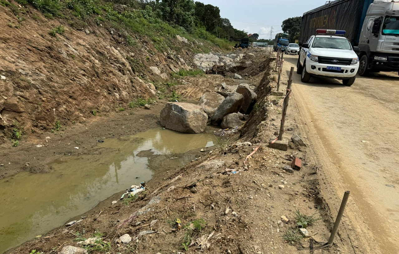 Chặn quốc lộ 19 một số thời điểm để nổ mìn phá đá từ 24/10 đến 31/12- Ảnh 1. Chặn quốc lộ 19 một số thời điểm để nổ mìn phá đá từ 24/10 đến 31/12- Ảnh 1.