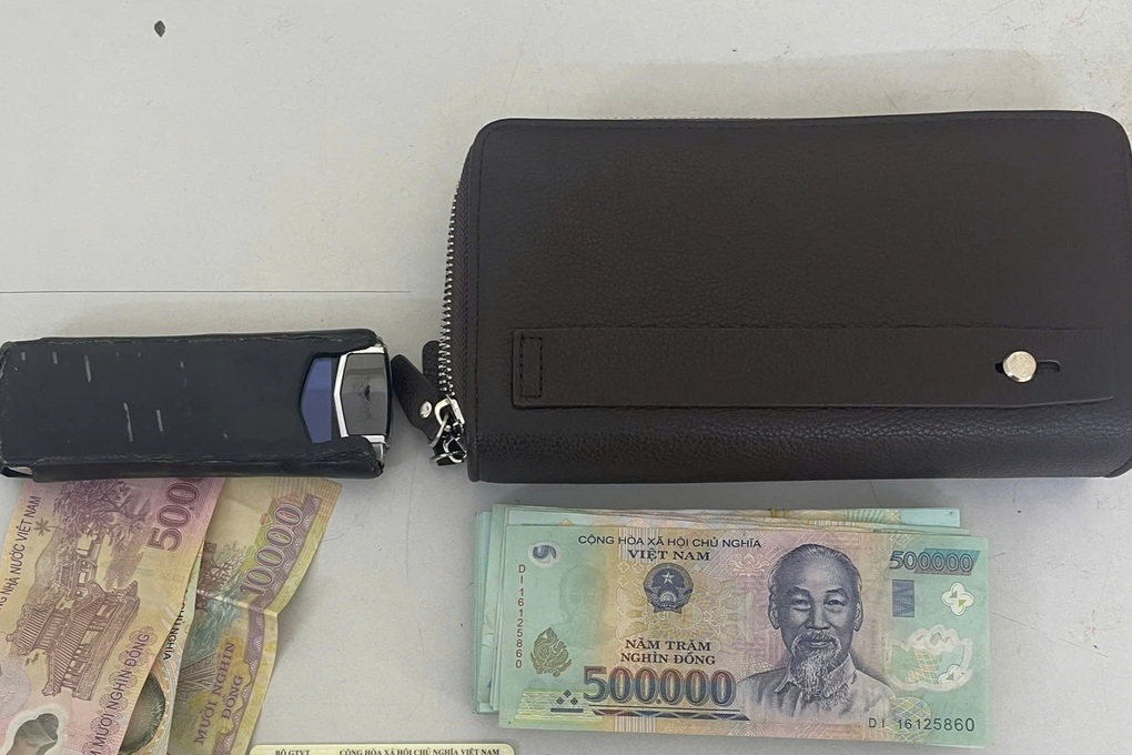 Chiếc Vertu rơi bên đường tìm lại được chủ nhân - 1 Chiếc Vertu rơi bên đường tìm lại được chủ nhân - 1