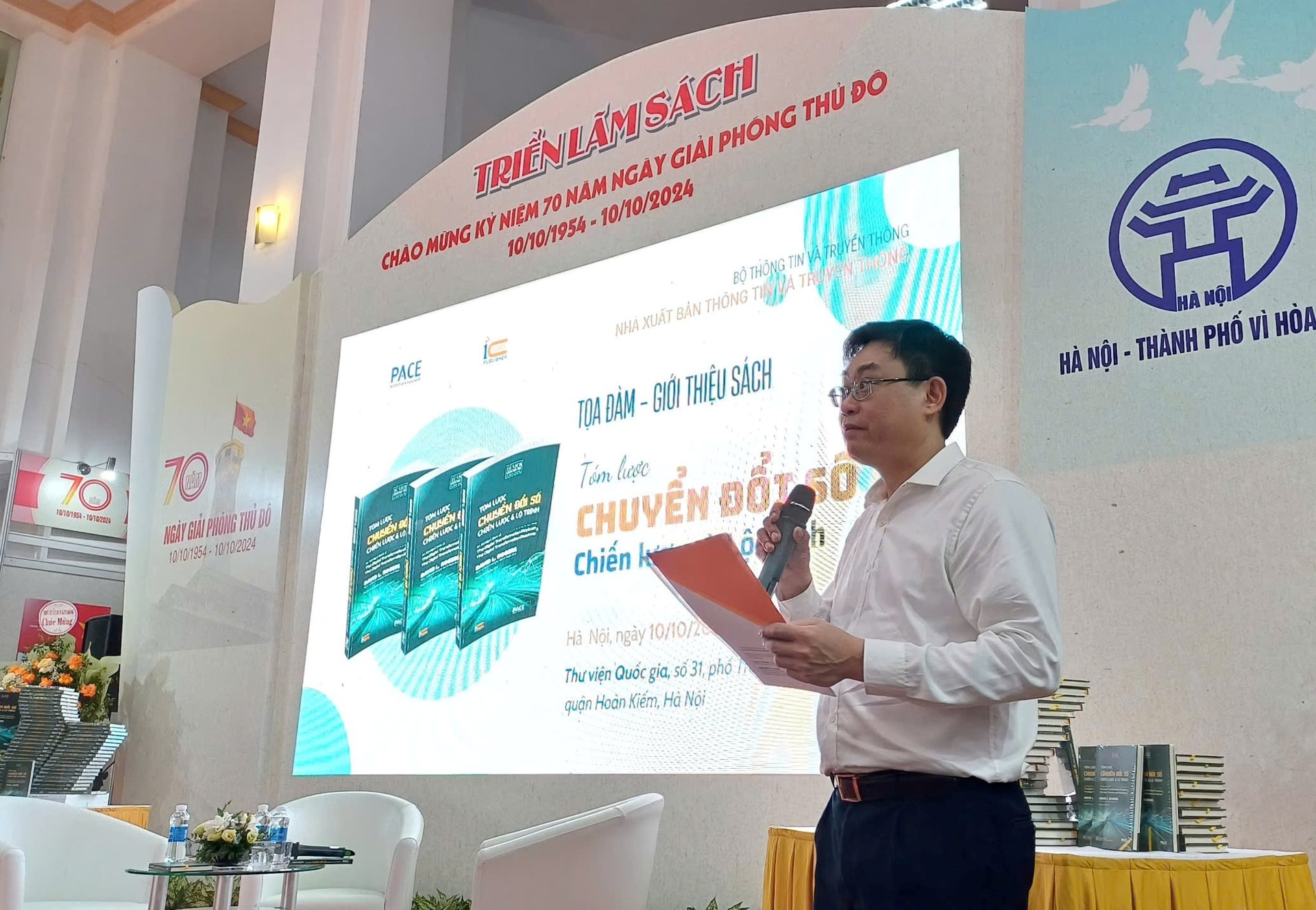 Tọa đàm giới thiệu cuốn sách: Tóm lược Chuyển đổi số: Chiến lược & Lộ trình- Ảnh 1. Tọa đàm giới thiệu cuốn sách: Tóm lược Chuyển đổi số: Chiến lược & Lộ trình- Ảnh 1.
