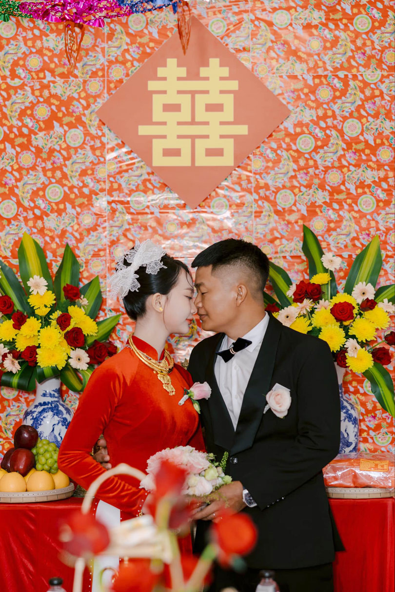Chú rể Sóc Trăng 'đạo diễn' đám cưới phong cách lạ, cô dâu kém 12 tuổi sửng sốt - Ảnh 1. Chú rể Sóc Trăng 'đạo diễn' đám cưới phong cách lạ, cô dâu kém 12 tuổi sửng sốt - Ảnh 1.