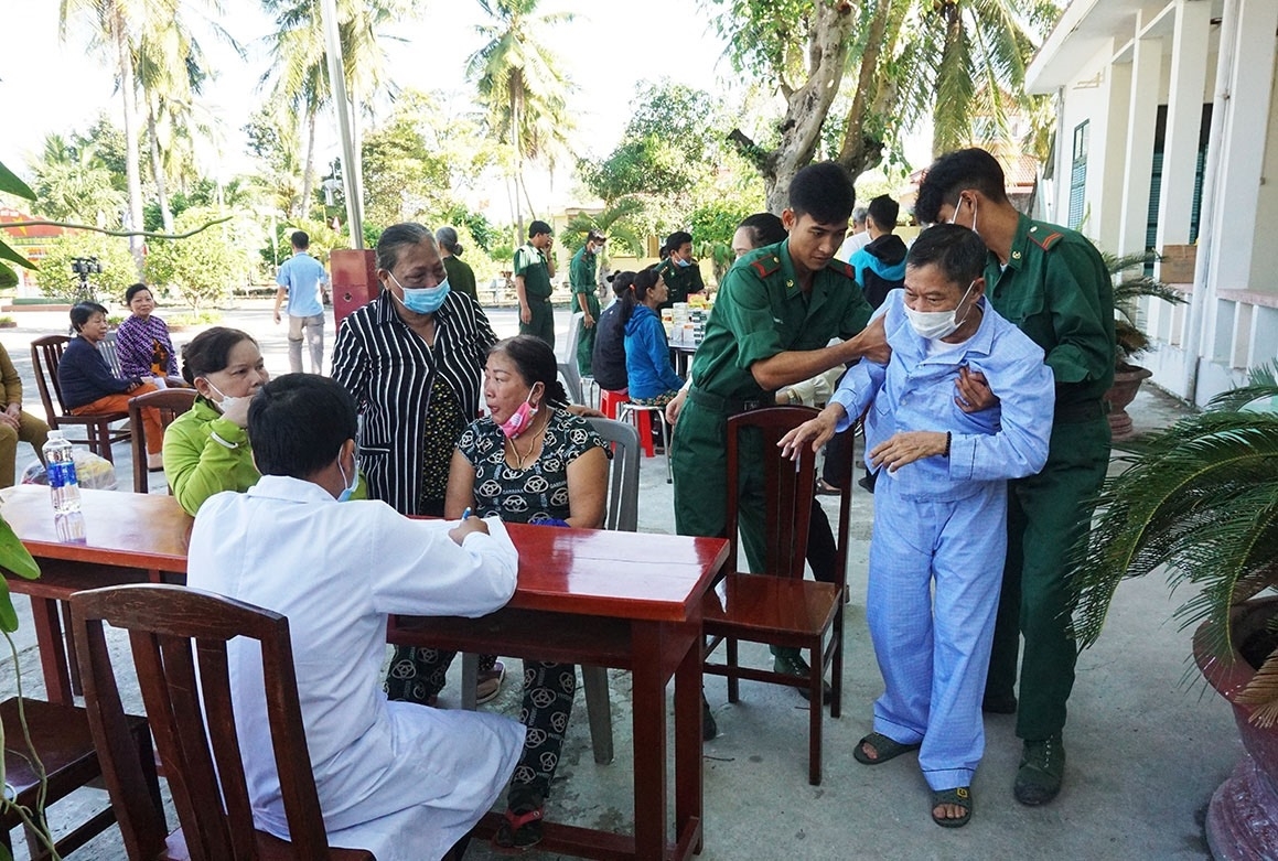 Đồn biên phòng Cửa khẩu Giang Thành vận động mạnh thường quân khám và cấp thuốc miễn phí cho hộ đồng bào Khmer khó khăn khu vực biên giới Đồn biên phòng Cửa khẩu Giang Thành vận động mạnh thường quân khám và cấp thuốc miễn phí cho hộ đồng bào Khmer khó khăn khu vực biên giới