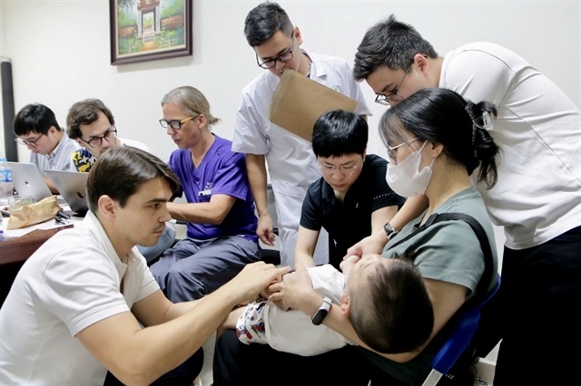 Chuyên gia quốc tế phẫu thuật dị tật bẩm sinh cho bệnh nhi tại Bệnh viện Xanh Pôn- Ảnh 1. Chuyên gia quốc tế phẫu thuật dị tật bẩm sinh cho bệnh nhi tại Bệnh viện Xanh Pôn- Ảnh 1.