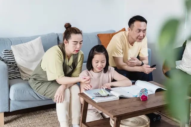 Có 1 kiểu cha mẹ bề ngoài trông có vẻ "xấu tính" nhưng thực chất lại giáo dục con quá khôn ngoan - Ảnh 2. Có 1 kiểu cha mẹ bề ngoài trông có vẻ "xấu tính" nhưng thực chất lại giáo dục con quá khôn ngoan - Ảnh 2.