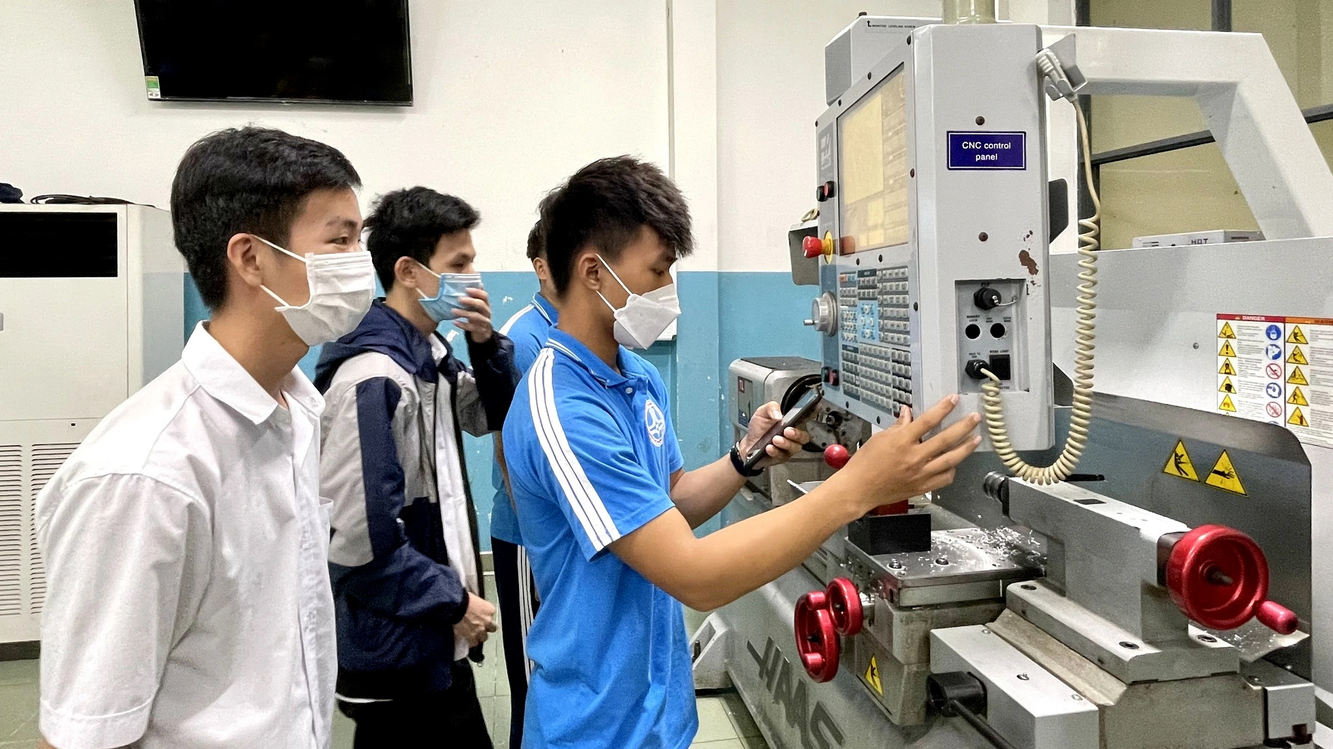 Bỏ cộng điểm học nghề xét tốt nghiệp THPT: Có đi ngược với khuyến khích phân luồng?- Ảnh 1. Bỏ cộng điểm học nghề xét tốt nghiệp THPT: Có đi ngược với khuyến khích phân luồng?- Ảnh 1.