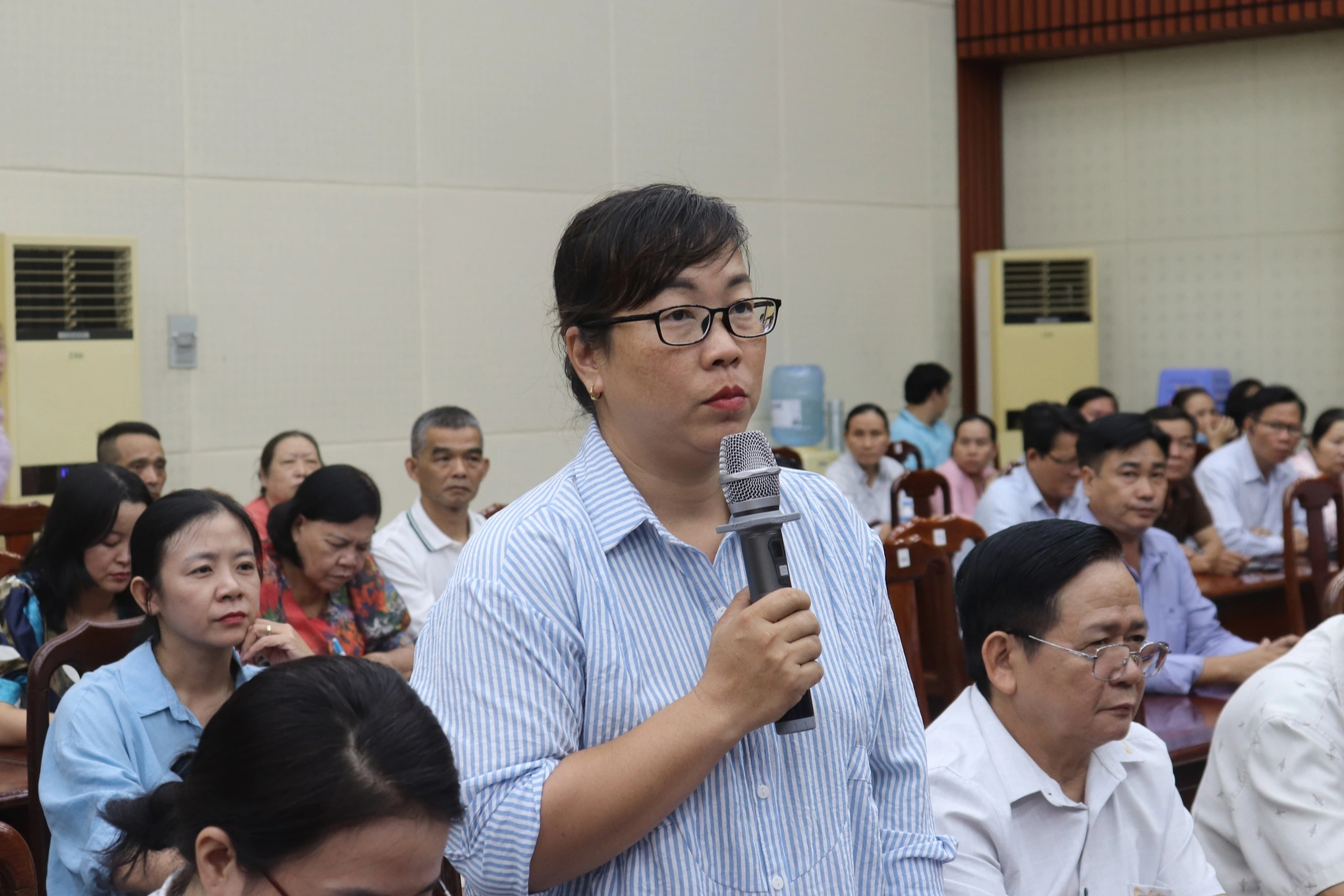 Cử tri TP.HCM cho rằng sử dụng nhiều bộ sách giáo khoa gây lãng phí- Ảnh 1. Cử tri TP.HCM cho rằng sử dụng nhiều bộ sách giáo khoa gây lãng phí- Ảnh 1.
