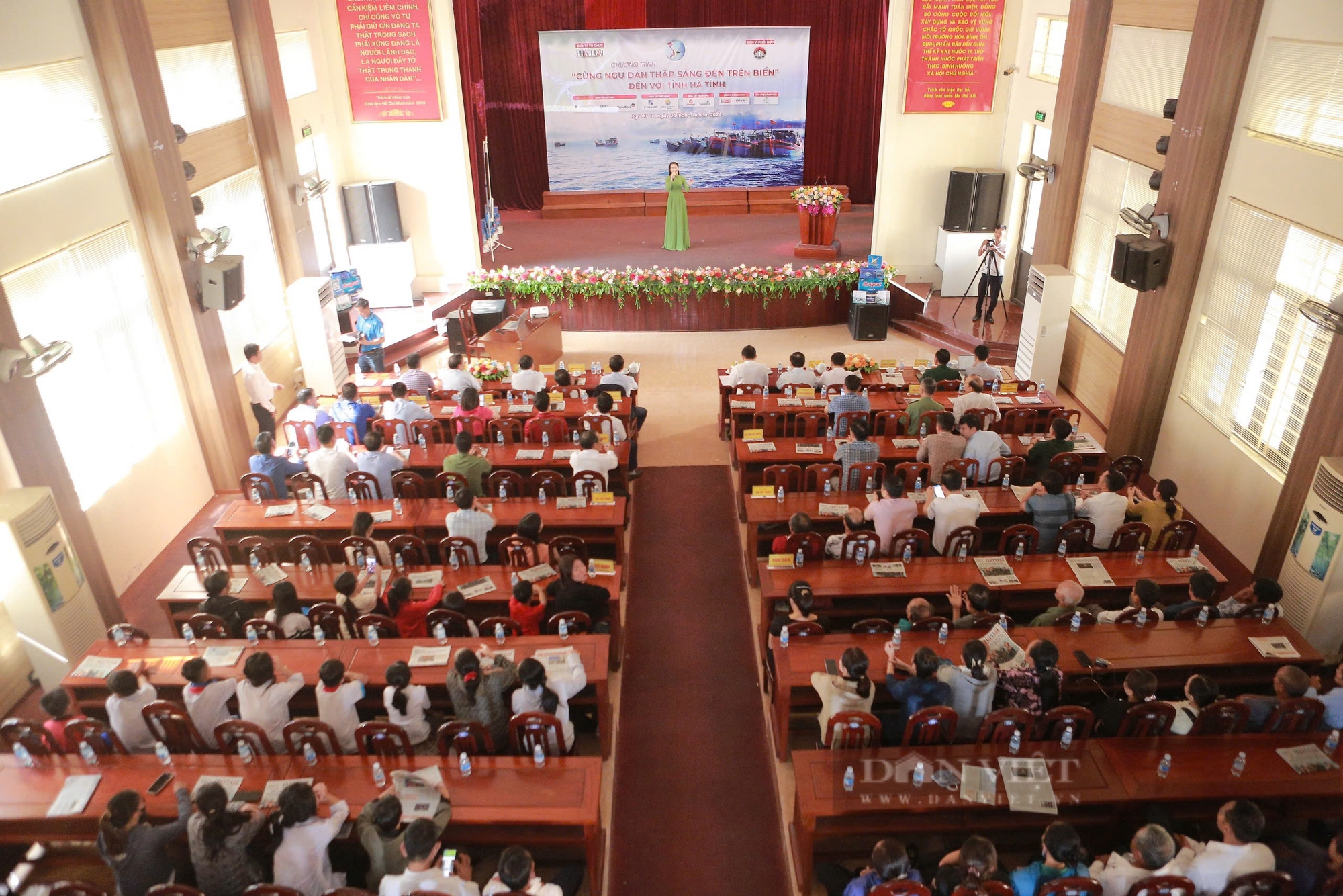 “Cùng ngư dân thắp sáng đèn trên biển”, khơi dậy tình yêu chủ quyền biển, đảo của ngư dân Hà Tĩnh- Ảnh 1. “Cùng ngư dân thắp sáng đèn trên biển”, khơi dậy tình yêu chủ quyền biển, đảo của ngư dân Hà Tĩnh- Ảnh 1.