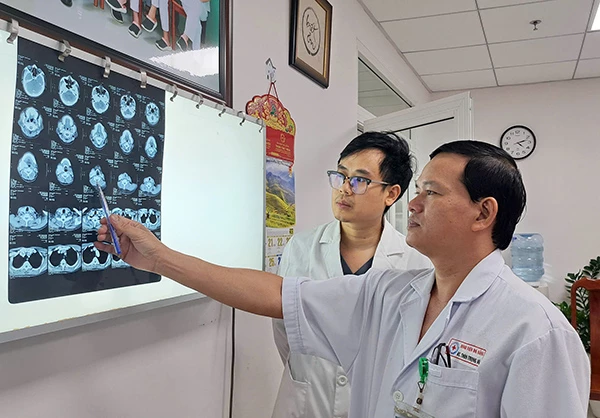 Các bác sĩ khoa Ngoại lồng ngực Bệnh viện Đà Nẵng kiểm tra kết quả chụp CT khối u thân cảnh của bệnh nhân Đoàn X.L trước khi phẫu thuật. Các bác sĩ khoa Ngoại lồng ngực Bệnh viện Đà Nẵng kiểm tra kết quả chụp CT khối u thân cảnh của bệnh nhân Đoàn X.L trước khi phẫu thuật.