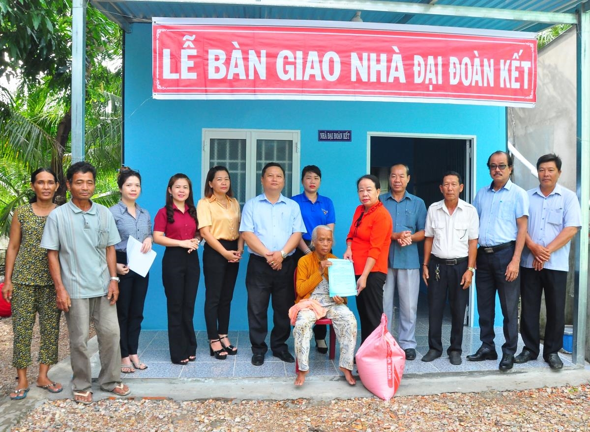 Hưởng ứng phong trào “Cả nước chung tay vì người nghèo, không để ai bị bỏ lại phía sau” và thực hiện có hiệu quả chương trình hỗ trợ hộ nghèo xây dựng nhà ở, cấp ủy, chính quyền tỉnh An Giang luôn chăm lo đời sống cho người nghèo. Ảnh: Bà Néang Si Na, ở ấp Phước An, xã Ô Lâm (Tri Tôn, An Giang) được sự quan tâm của các cấp chính quyền đã giúp đỡ bà cất được căn nhà đại đoàn kết để che nắng, che mưa. Hưởng ứng phong trào “Cả nước chung tay vì người nghèo, không để ai bị bỏ lại phía sau” và thực hiện có hiệu quả chương trình hỗ trợ hộ nghèo xây dựng nhà ở, cấp ủy, chính quyền tỉnh An Giang luôn chăm lo đời sống cho người nghèo. Ảnh: Bà Néang Si Na, ở ấp Phước An, xã Ô Lâm (Tri Tôn, An Giang) được sự quan tâm của các cấp chính quyền đã giúp đỡ bà cất được căn nhà đại đoàn kết để che nắng, che mưa.