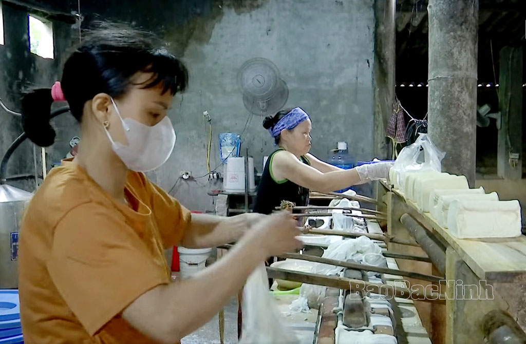 Đặc sản của làng cổ này ở Bắc Ninh là loại đậu phụ bị gù, cắn một miếng mát tan cả đầu lưỡi- Ảnh 1. Đặc sản của làng cổ này ở Bắc Ninh là loại đậu phụ bị gù, cắn một miếng mát tan cả đầu lưỡi- Ảnh 1.