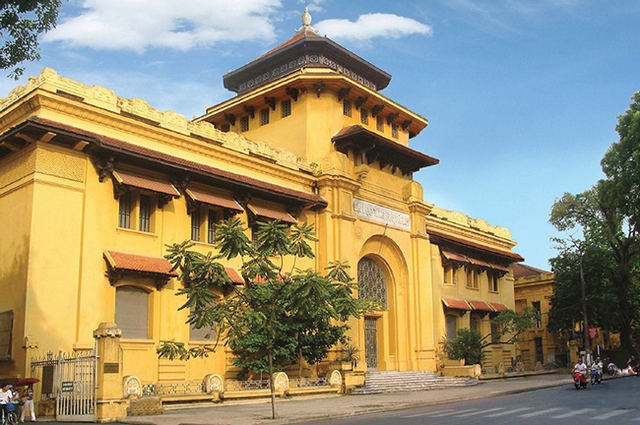 "Thánh đường tri thức" Đại học Tổng hợp trở thành không gian sắp đặt nghệ thuật độc đáo - Ảnh 1. "Thánh đường tri thức" Đại học Tổng hợp trở thành không gian sắp đặt nghệ thuật độc đáo - Ảnh 1.