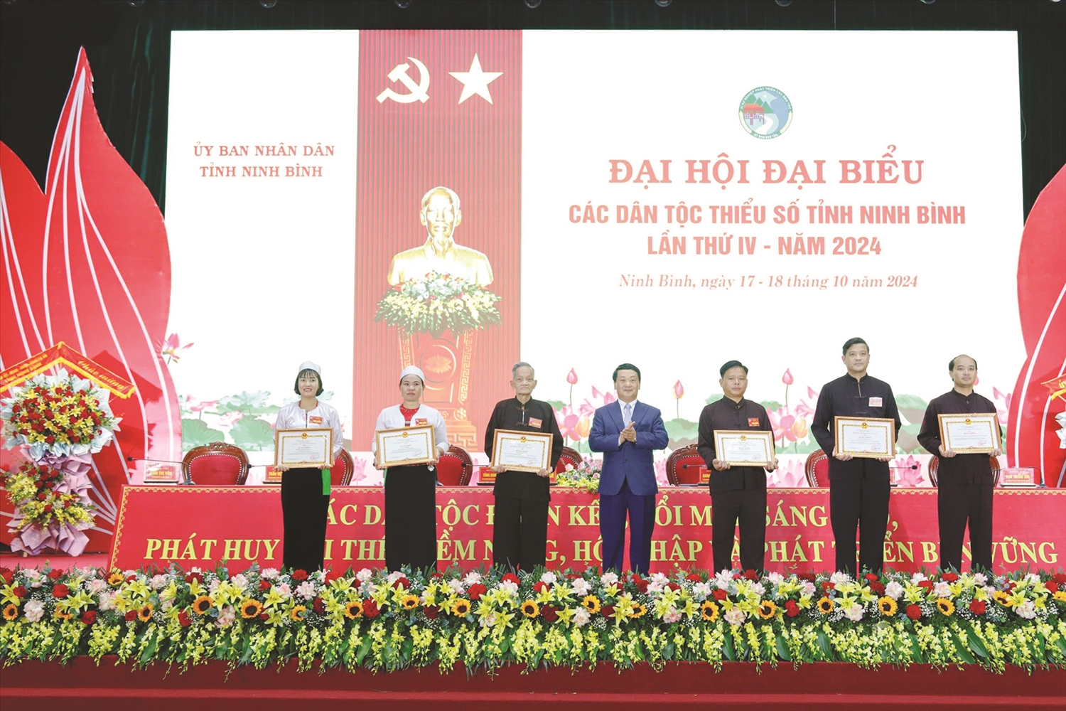 Bộ trưởng, Chủ nhiệm Ủy ban Dân tộc Hầu A Lềnh trao tặng Bằng khen cho các tập thể, cá nhân tại Đại hội đại biểu các DTTS tỉnh Ninh Bình lần thứ IV, năm 2024 Bộ trưởng, Chủ nhiệm Ủy ban Dân tộc Hầu A Lềnh trao tặng Bằng khen cho các tập thể, cá nhân tại Đại hội đại biểu các DTTS tỉnh Ninh Bình lần thứ IV, năm 2024