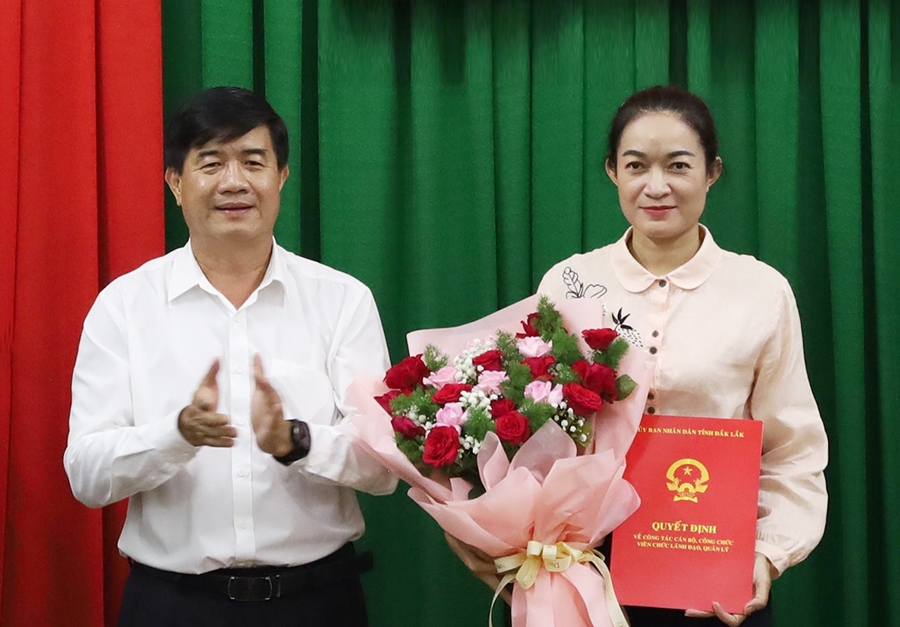 Phó Chủ tịch UBND tỉnh Đắk Lắk Nguyễn Thiên Văn trao Quyết định bổ nhiệm tân Phó Trưởng Ban Dân tộc tỉnh Đắk Lắk Nay H’Nan Phó Chủ tịch UBND tỉnh Đắk Lắk Nguyễn Thiên Văn trao Quyết định bổ nhiệm tân Phó Trưởng Ban Dân tộc tỉnh Đắk Lắk Nay H’Nan