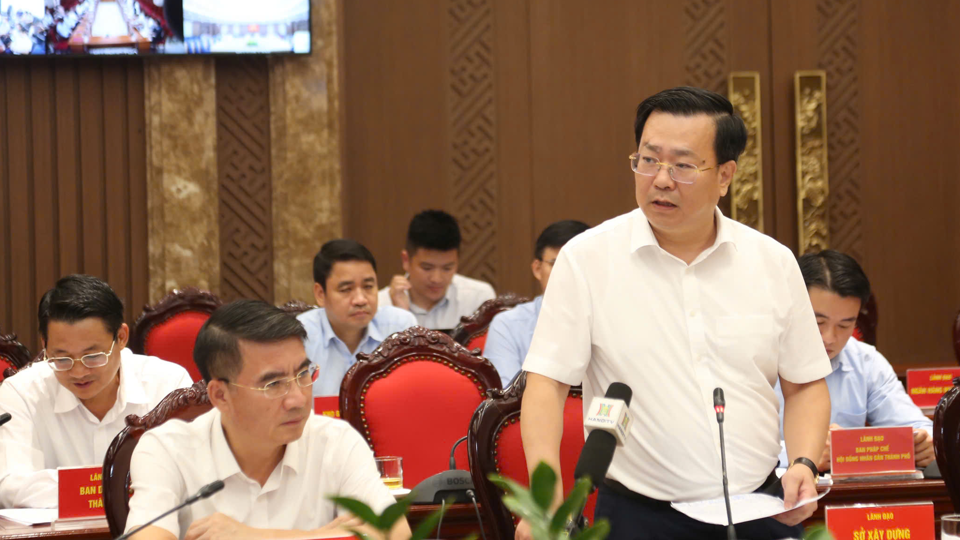 Giám đốc Sở Xây dựng TP Võ Nguyên Phong thông tin tại hội nghị