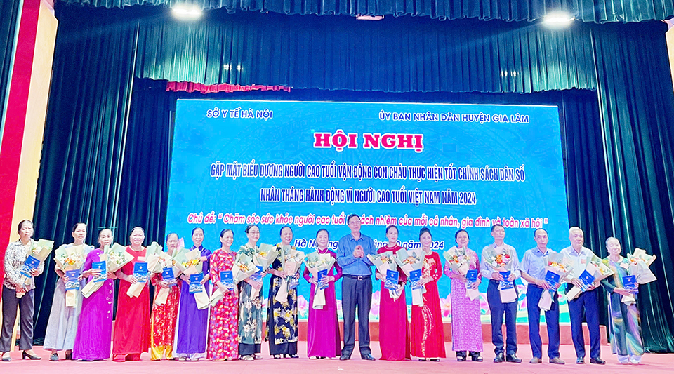 Phó Giám đốc Sở Y tế Hà Nội Trần Văn Chung biểu dương người cao tuổi huyện Gia Lâm.