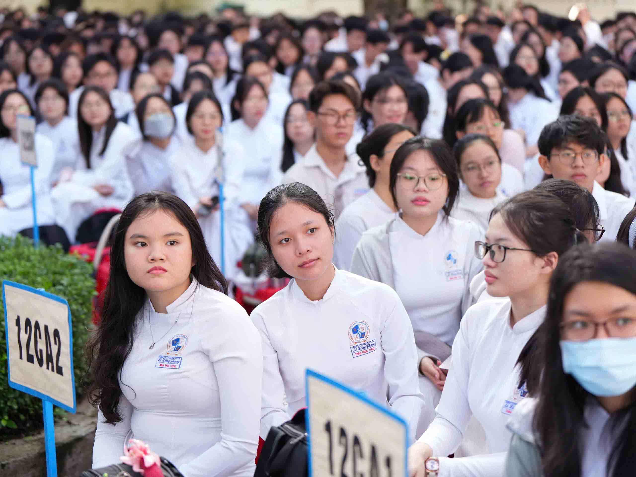 Đề tham khảo môn văn có vi phạm yêu cầu không dùng ngữ liệu trong SGK?- Ảnh 1. Đề tham khảo môn văn có vi phạm yêu cầu không dùng ngữ liệu trong SGK?- Ảnh 1.