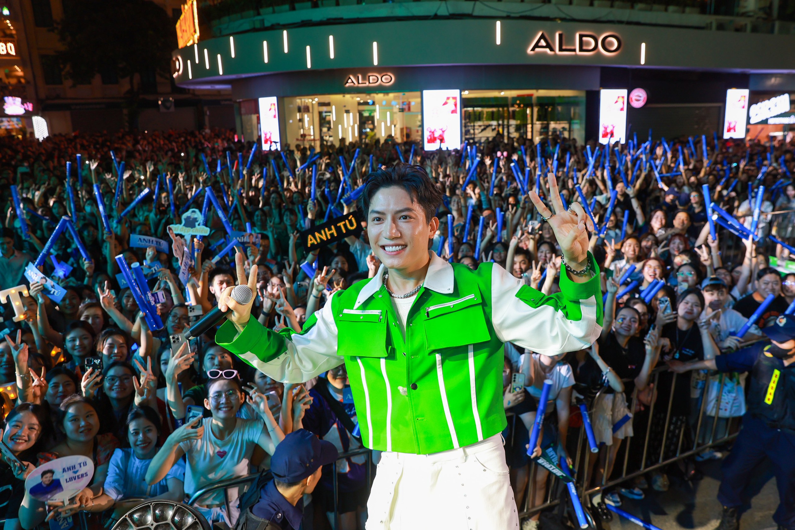 Anh Tú có phần giao lưu, chụp ảnh cực sung cùng khán giả. Anh Tú có phần giao lưu, chụp ảnh cực sung cùng khán giả.