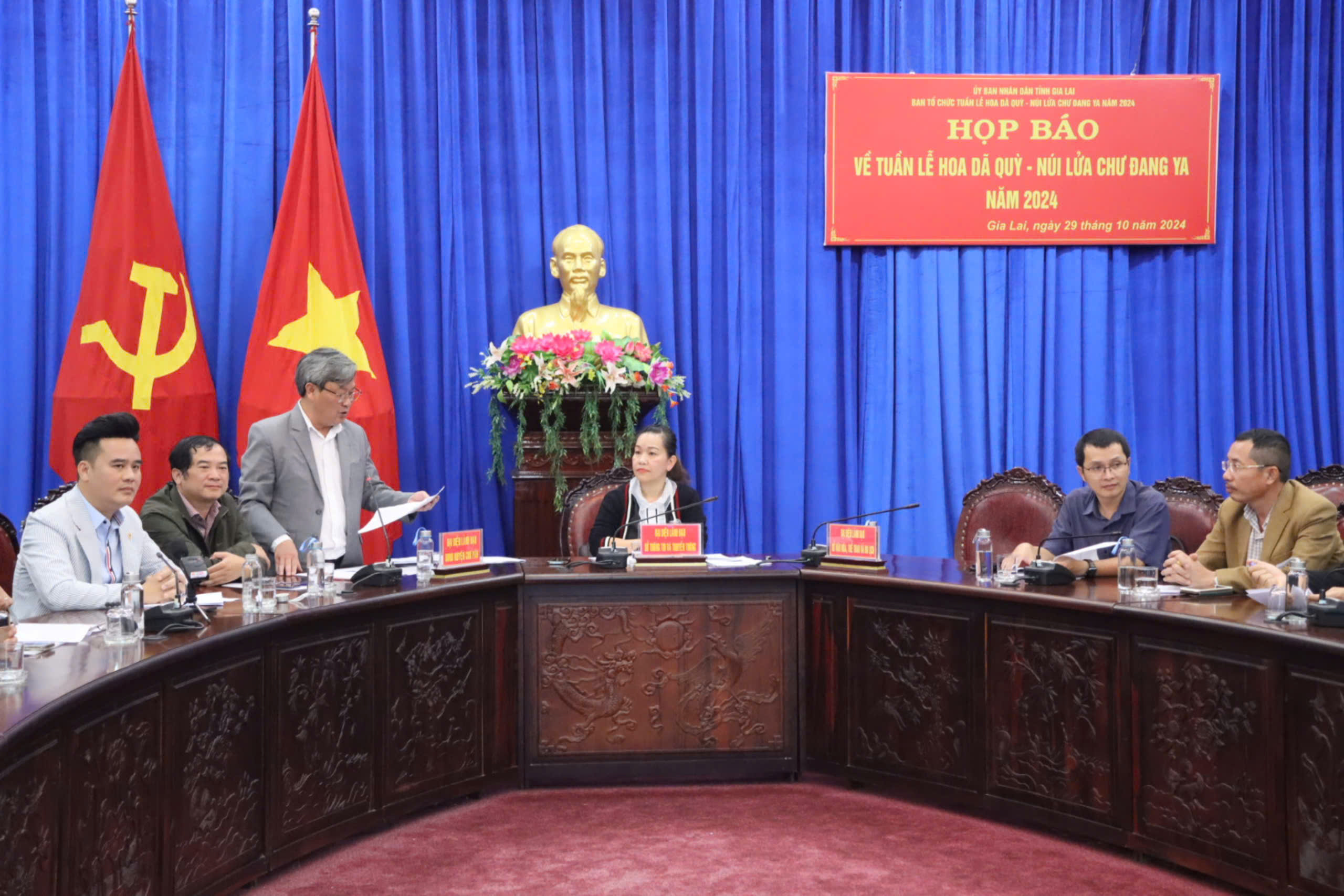 Đến Gia Lai ngắm hoa Dã quỳ ở núi lửa đẹp top 10 thế giới- Ảnh 1. Đến Gia Lai ngắm hoa Dã quỳ ở núi lửa đẹp top 10 thế giới- Ảnh 1.