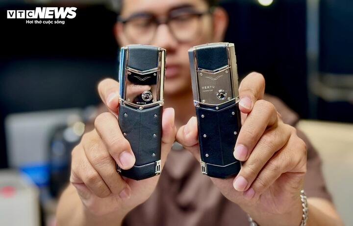 Chiếc Vertu "phông bạt" bên trái và chiếc Vertu chính hãng bên phải. (Ảnh: Đại Việt)