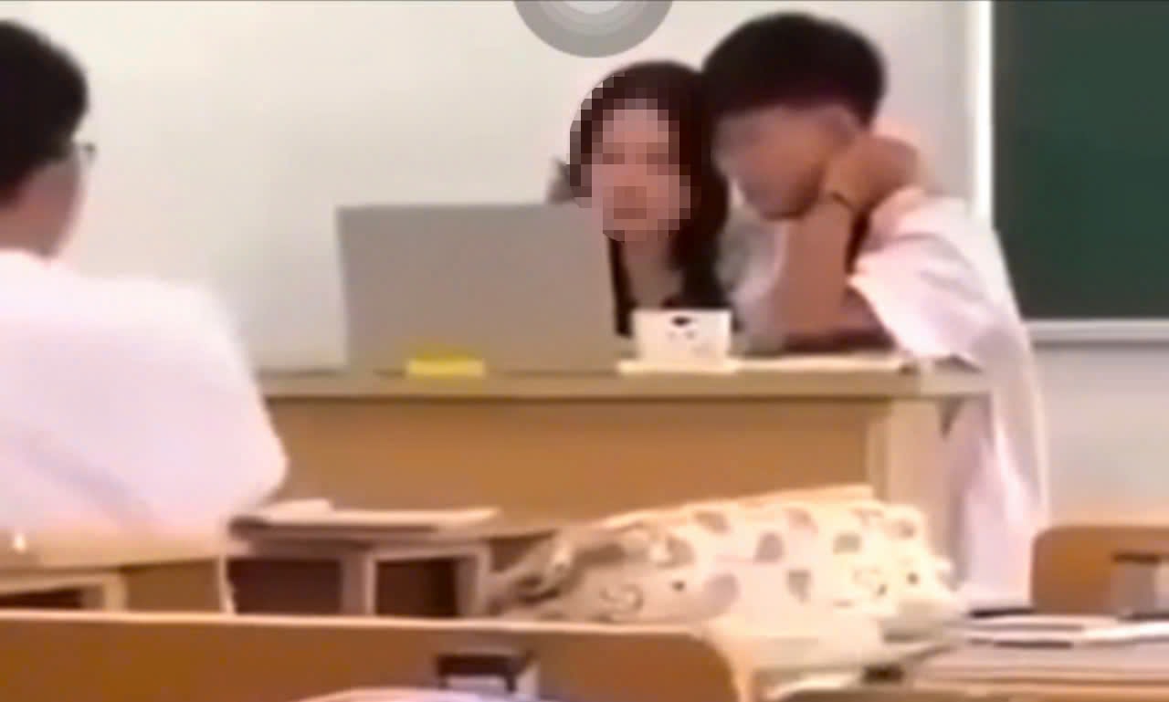 Hà Nội: Đình chỉ giáo viên để nam sinh có hành động 'đùa cợt' quá giới hạn- Ảnh 1. Hà Nội: Đình chỉ giáo viên để nam sinh có hành động 'đùa cợt' quá giới hạn- Ảnh 1.
