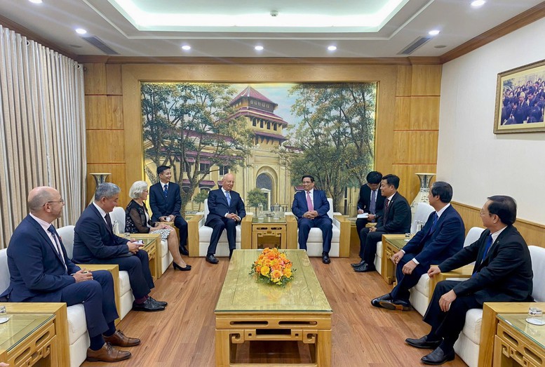 Thủ tướng Phạm Minh Chính trao đổi cùng Giáo sư Klaus Schwab. Ảnh: VGP