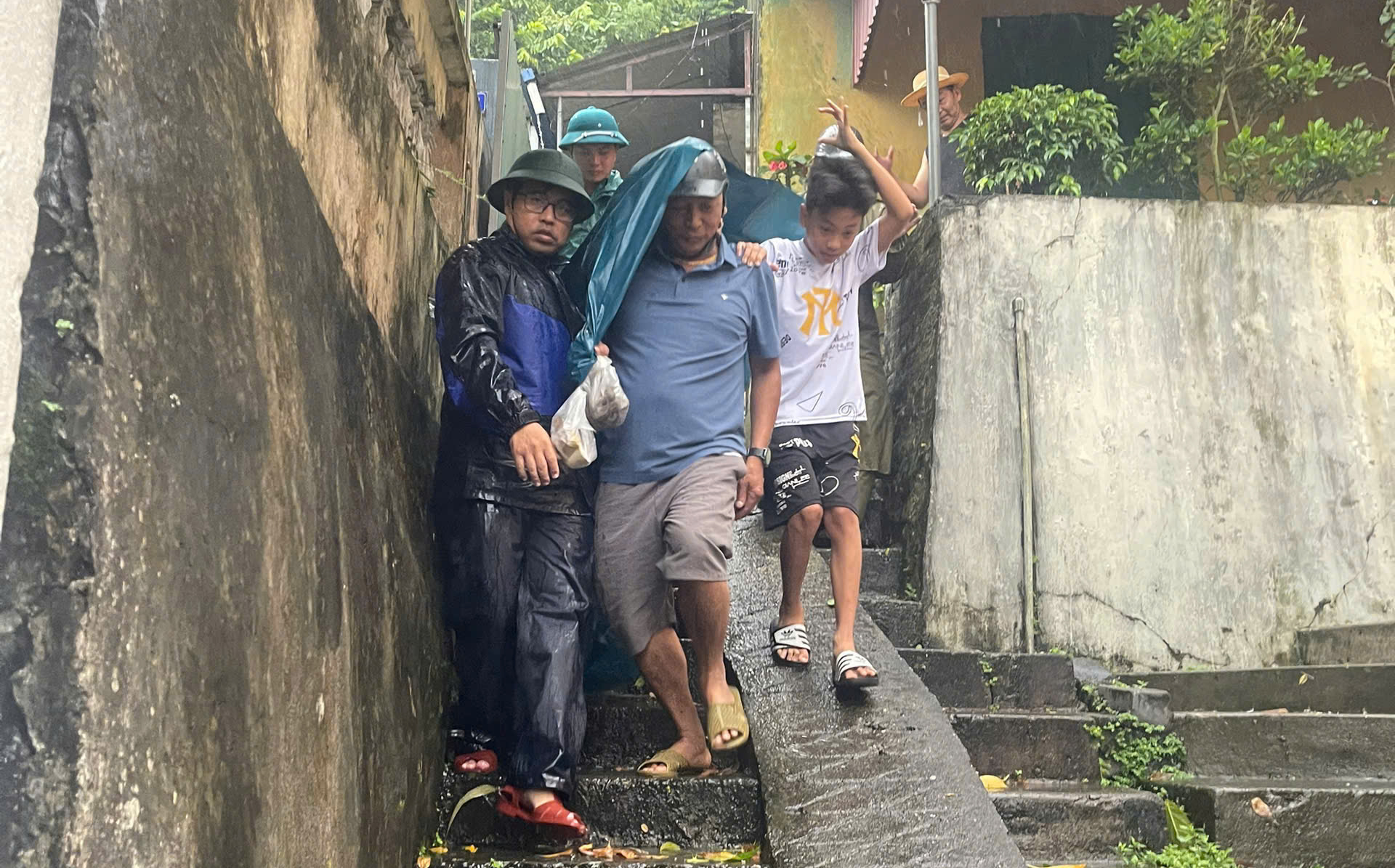 Đồ Sơn xuất hiện nhiều điểm sạt lở nghiêm trọng- Ảnh 3. Đồ Sơn xuất hiện nhiều điểm sạt lở nghiêm trọng- Ảnh 3.