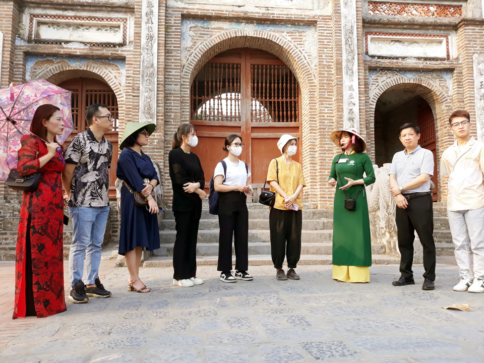 Khách du lịch tham quan đền thờ Cổ Loa (Đông Anh) . Ảnh: Hoài Nam