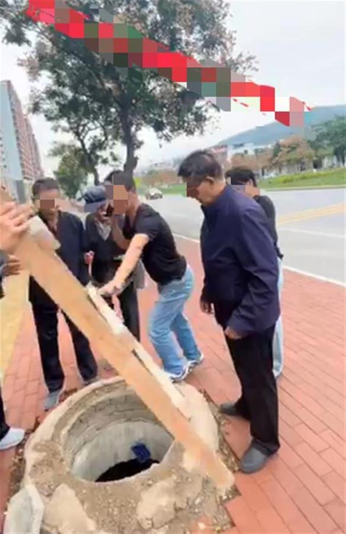 Con rơi xuống cống, cha ở trên không cho mọi người xuống cứu: Dư luận chất vấn "có thật sự là bố không?" - Ảnh 1. Con rơi xuống cống, cha ở trên không cho mọi người xuống cứu: Dư luận chất vấn "có thật sự là bố không?" - Ảnh 1.