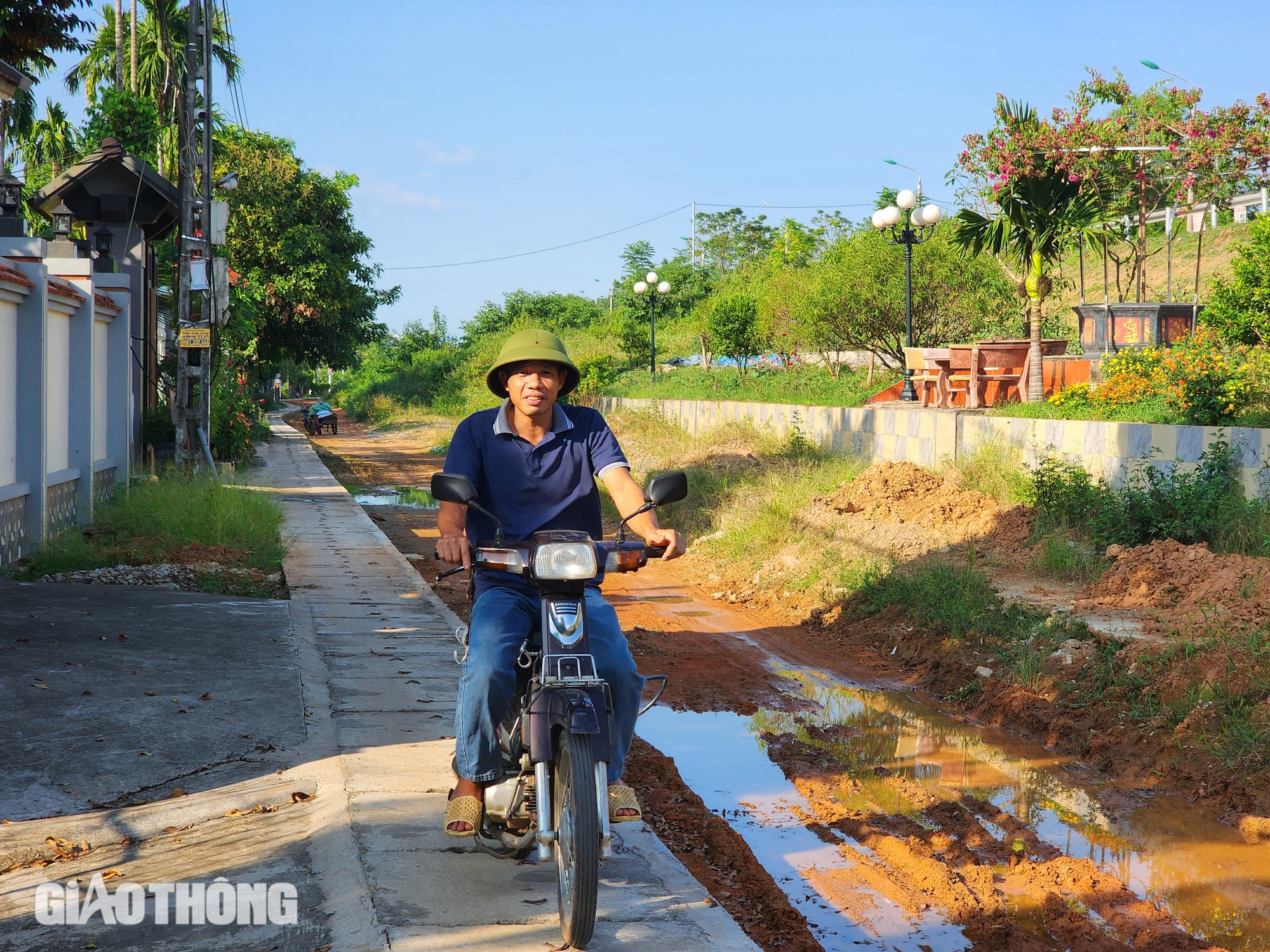 Phú Thọ: Đường thi công dang dở, người dân di chuyển trên nắp cống- Ảnh 1. Phú Thọ: Đường thi công dang dở, người dân di chuyển trên nắp cống- Ảnh 1.