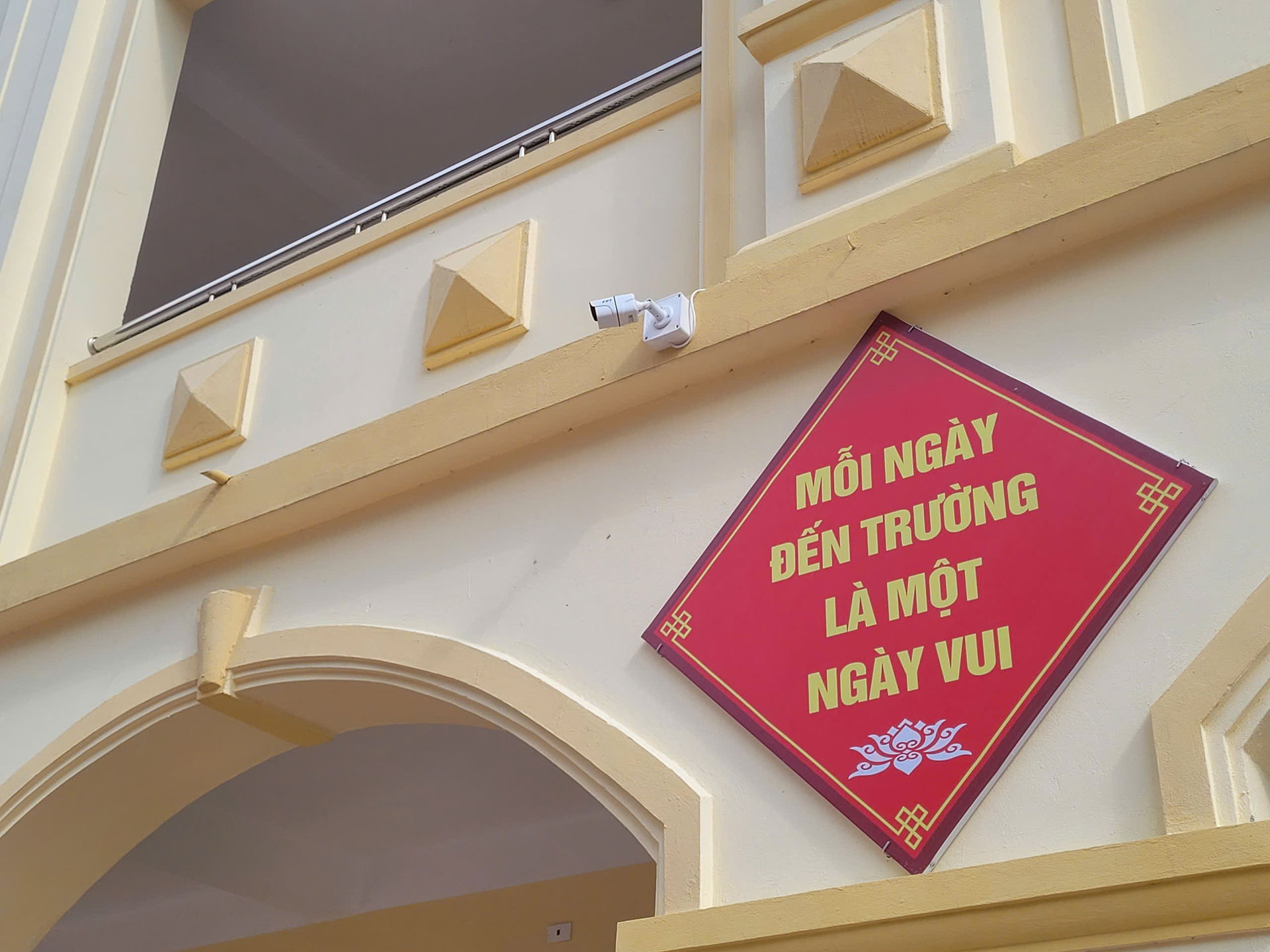 FPT Camera AI hỗ trợ nhà trường trong việc quản lý giám sát và điểm danh thông minh. FPT Camera AI hỗ trợ nhà trường trong việc quản lý giám sát và điểm danh thông minh.