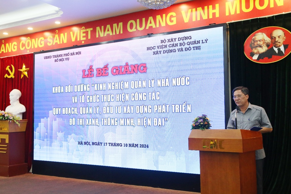 TS.Trần Hữu Hà – Giám đốc Học viện AMC phát biểu bế giảng khóa đào tạo.