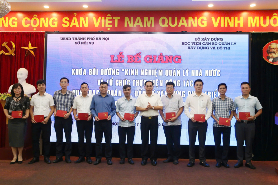 Các học viên nhận chứng nhận hoàn thành khóa bồi dưỡng