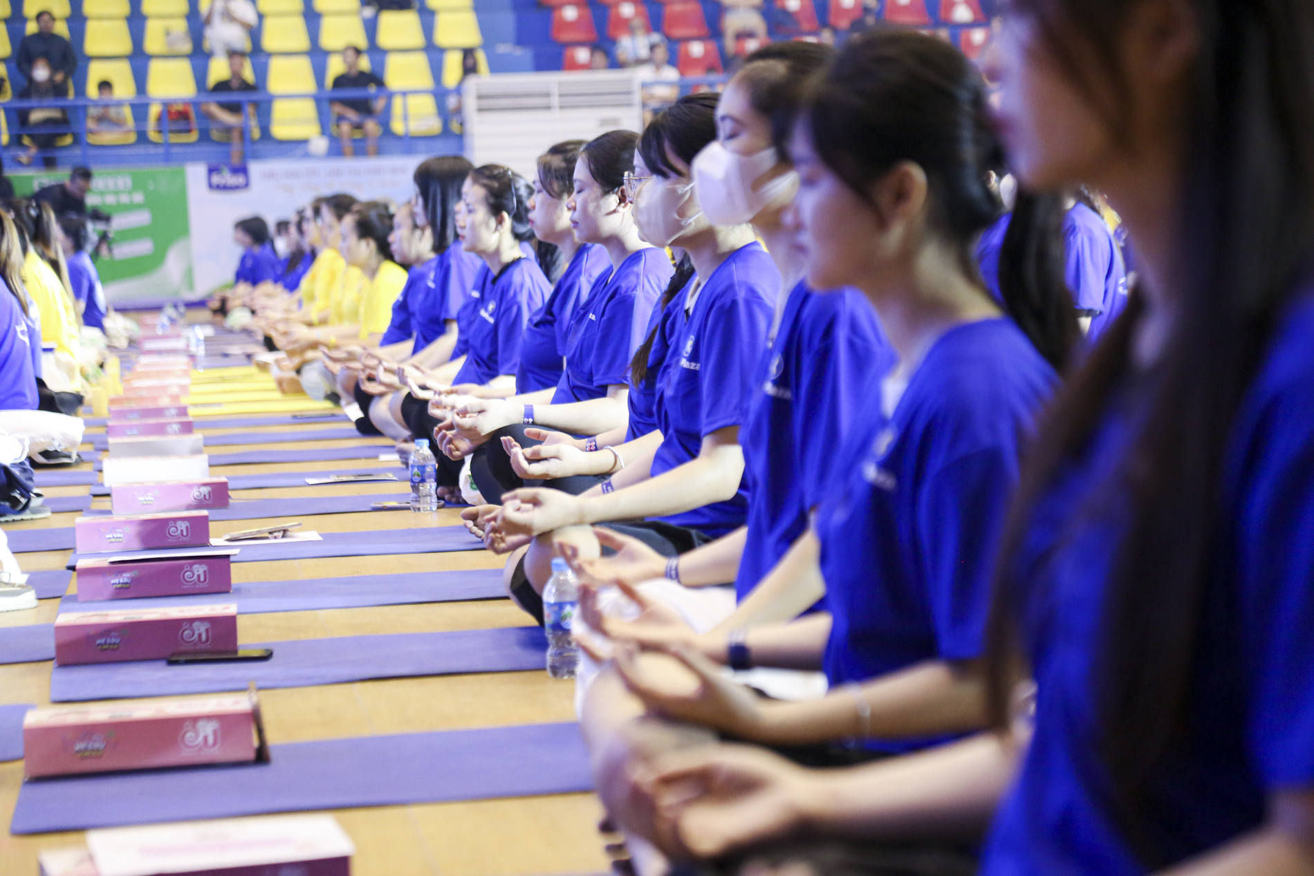 Gần 1.000 mẹ bầu ở Hà Nội đồng diễn Yoga gây mãn nhãn- Ảnh 2. Gần 1.000 mẹ bầu ở Hà Nội đồng diễn Yoga gây mãn nhãn- Ảnh 2.