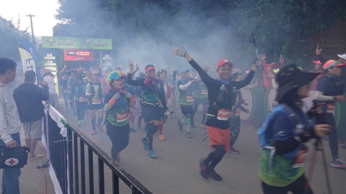 gần 1.500 vĐv dự giải marathon mu cang chai trail 2024 hình ảnh 1 gan 1.500 vDv du giai marathon mu cang chai trail 2024 hinh anh 1