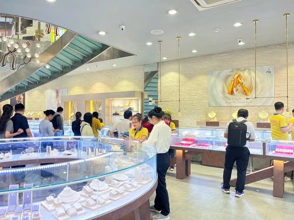 Giá vàng tăng kỷ lục, vì sao lợi nhuận quý 3/2024 của 'ông lớn' PNJ sụt giảm?- Ảnh 1. Giá vàng tăng kỷ lục, vì sao lợi nhuận quý 3/2024 của 'ông lớn' PNJ sụt giảm?- Ảnh 1.