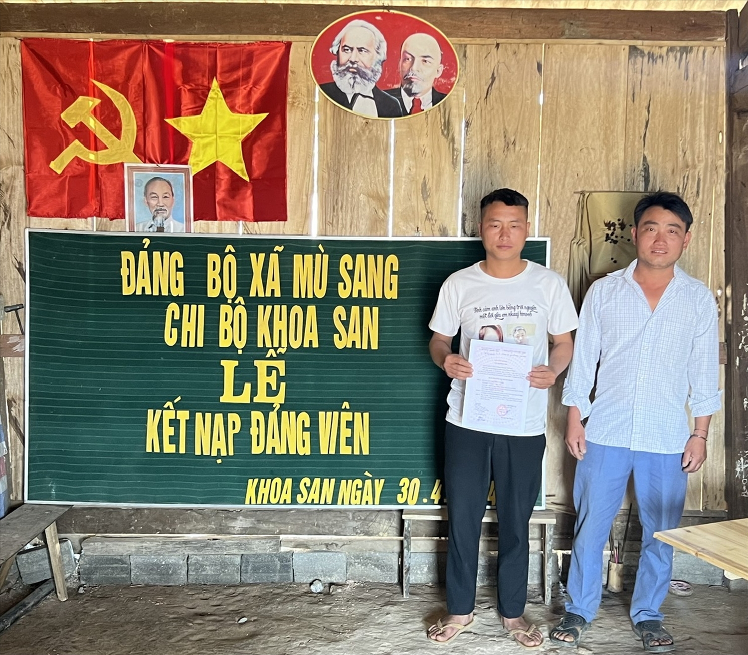 Một buổi kết nạp đảng tại chi bộ thuộc Đảng bộ xã Mù Sang Một buổi kết nạp đảng tại chi bộ thuộc Đảng bộ xã Mù Sang