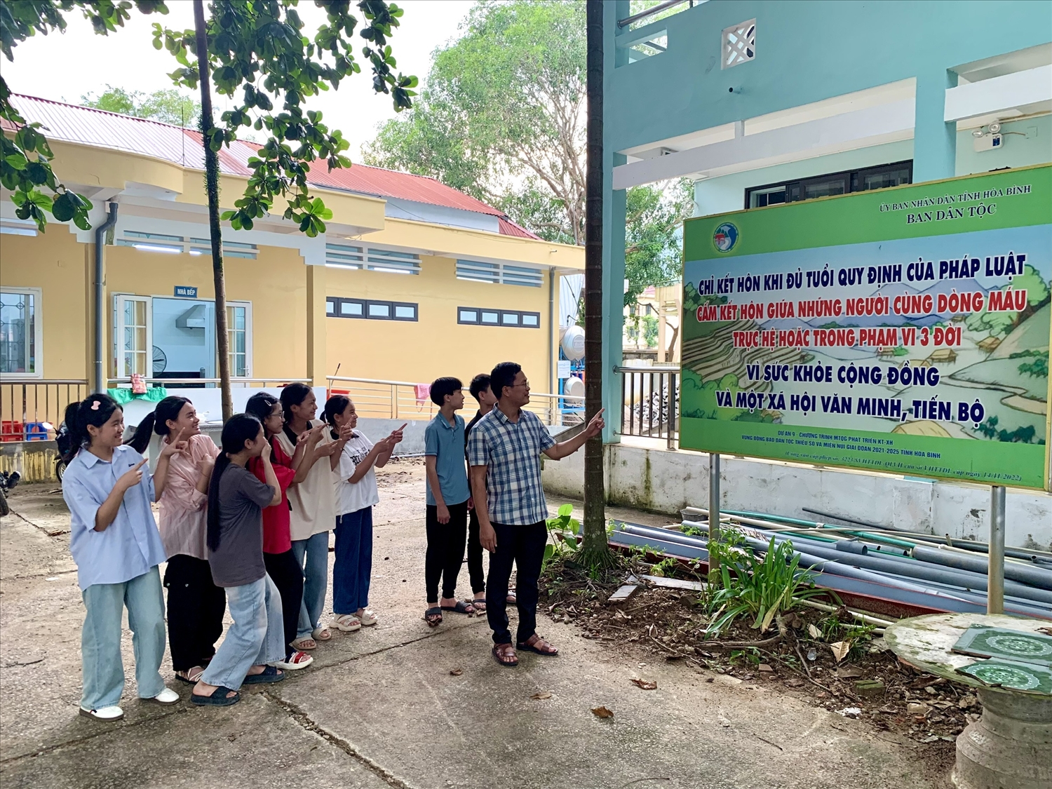 Pa-nô về phòng chống TH-HNCHT được đặt ở vị trí dễ nhìn tại các trường học giúp học sinh nâng cao nhận thức về tác hại của TH-HNCHT. Pa-nô về phòng chống TH-HNCHT được đặt ở vị trí dễ nhìn tại các trường học giúp học sinh nâng cao nhận thức về tác hại của TH-HNCHT.