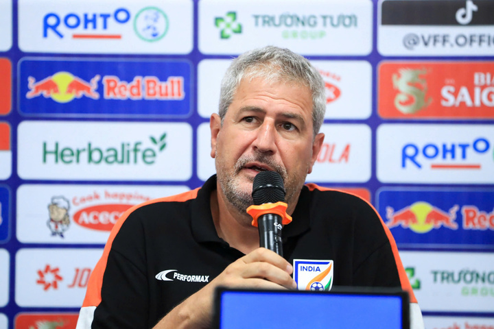 HLV trưởng Manuel Roca.