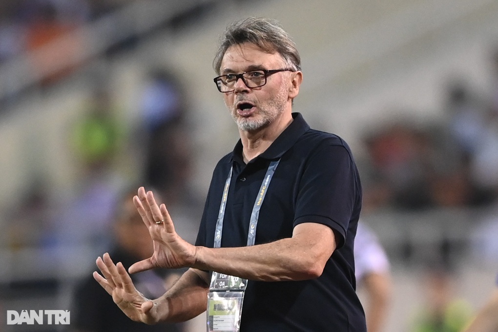 HLV Philippe Troussier dành lời khen ngợi đặc biệt cho Văn Quyết - 1 HLV Philippe Troussier dành lời khen ngợi đặc biệt cho Văn Quyết - 1