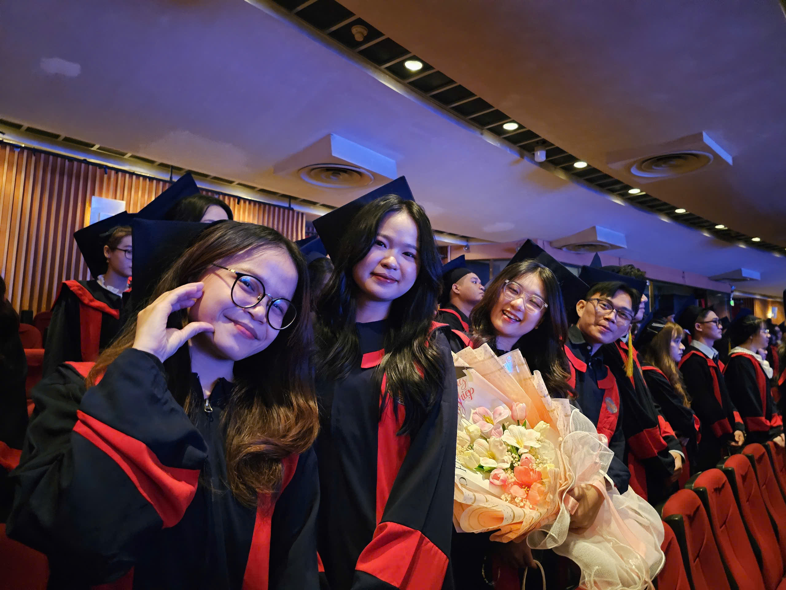 Hiệu trưởng trường đại học khen lứa sinh viên Hiệu trưởng trường đại học khen lứa sinh viên