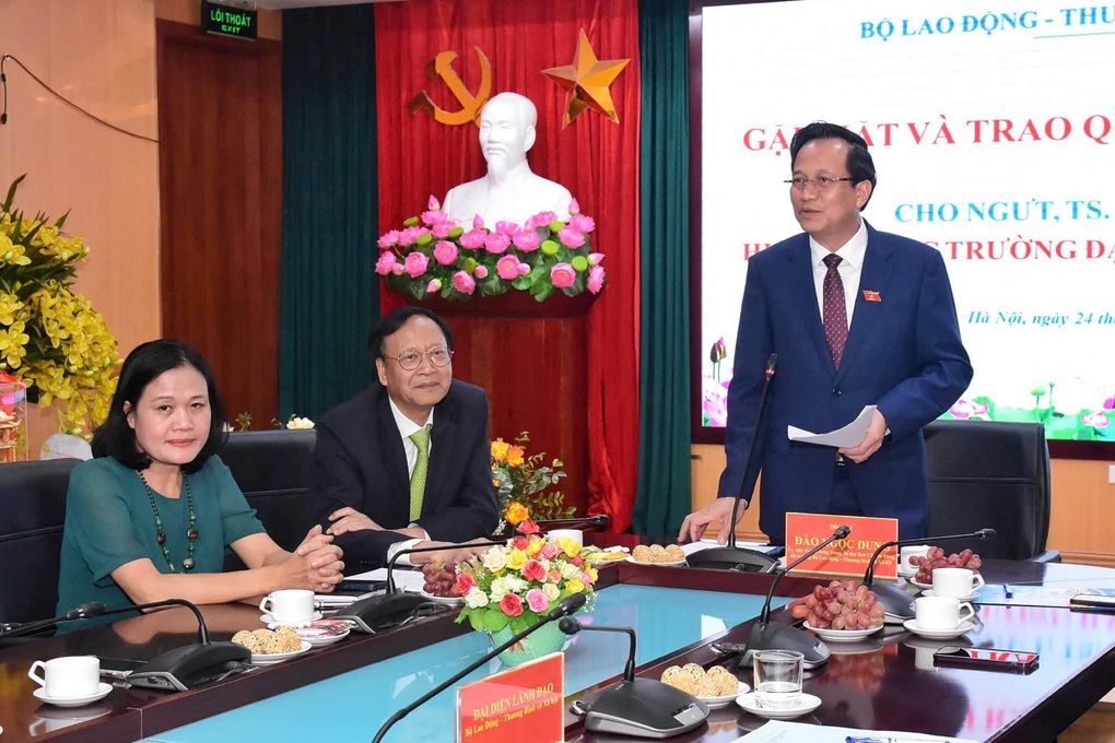 Hiệu trưởng Trường Đại học Lao động - Xã hội nhận quyết định nghỉ hưu - 2 Hiệu trưởng Trường Đại học Lao động - Xã hội nhận quyết định nghỉ hưu - 2
