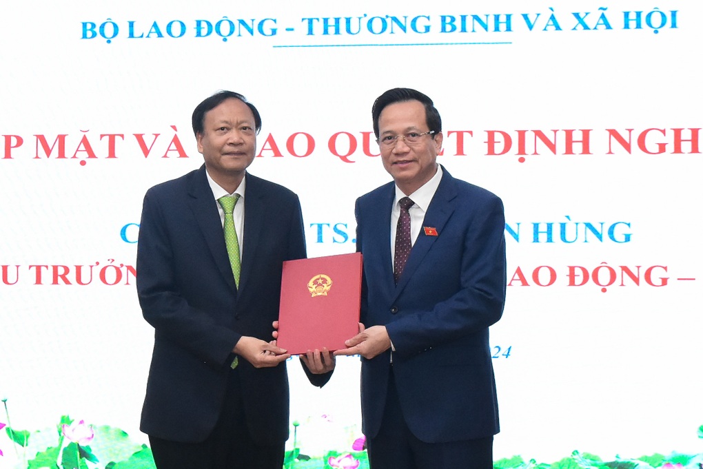 Hiệu trưởng Trường Đại học Lao động - Xã hội nhận quyết định nghỉ hưu - 1 Hiệu trưởng Trường Đại học Lao động - Xã hội nhận quyết định nghỉ hưu - 1