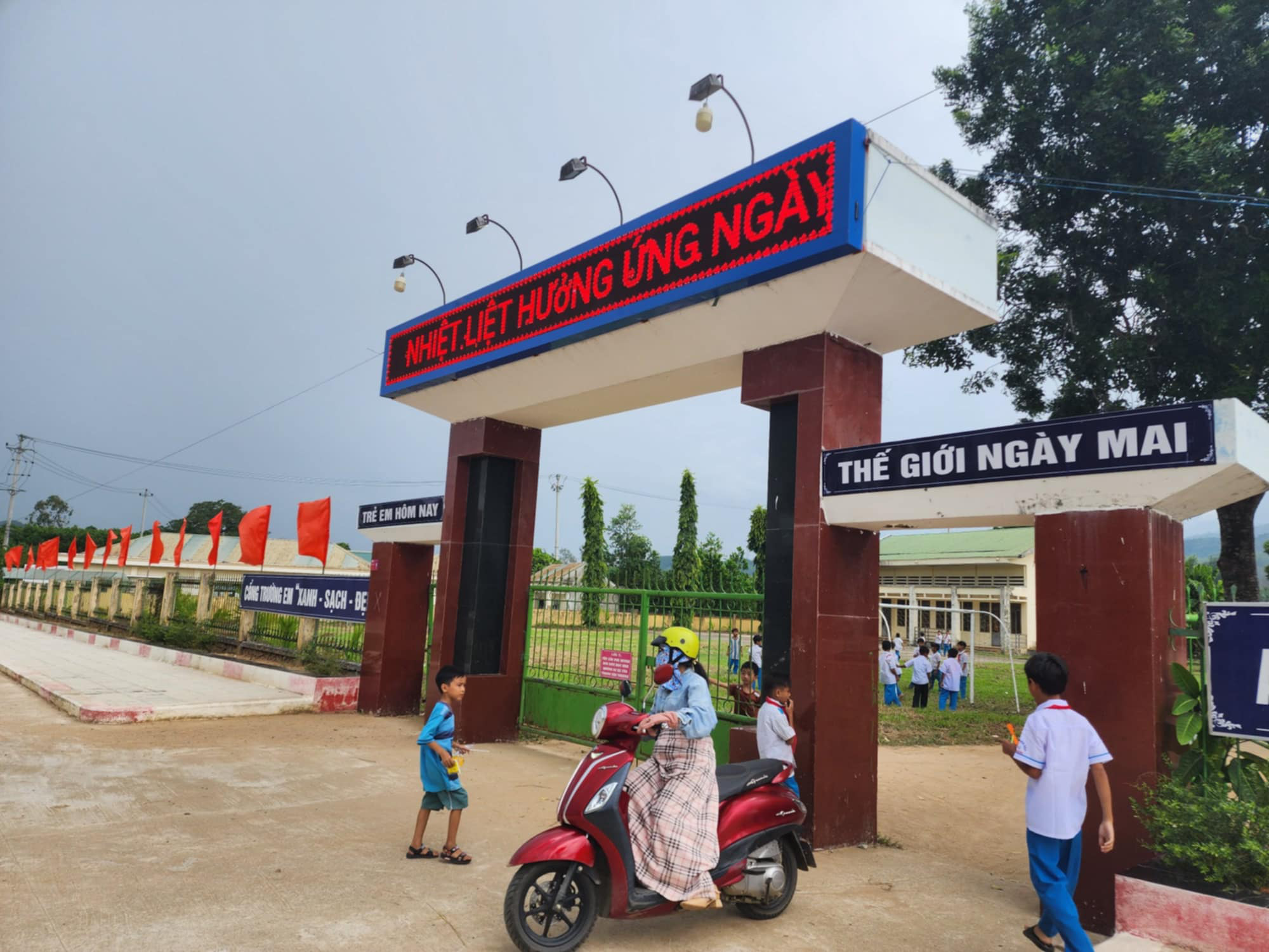 Hiệu trưởng bị phụ huynh tố cáo được chuyển đến trường khác làm hiệu trưởng - Ảnh 1.