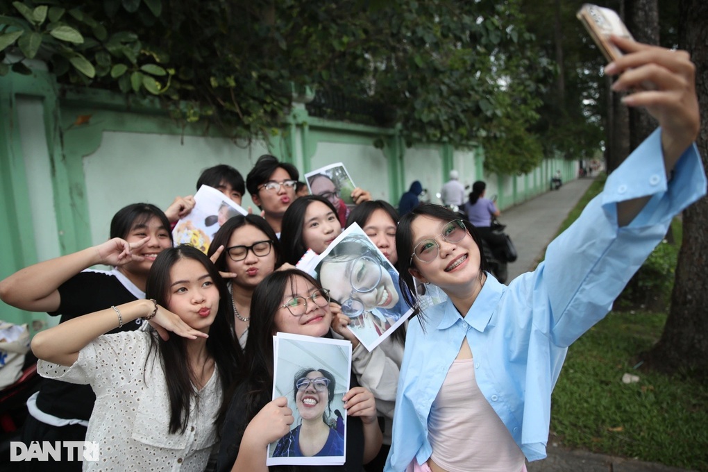 Hiệu trưởng mừng vì được thu điện thoại của học sinh một cách hợp pháp - 1 Hiệu trưởng mừng vì được thu điện thoại của học sinh một cách hợp pháp - 1