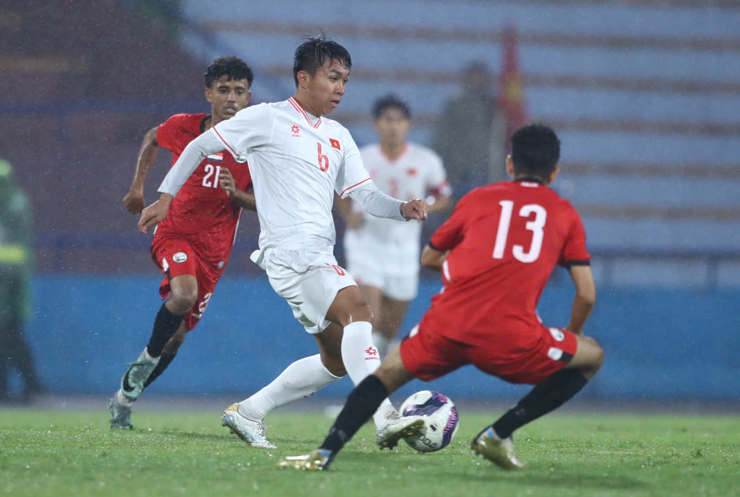 Hòa U.17 Yemen sau màn 'đá ma', U.17 Việt Nam tiến sát vòng chung kết châu Á- Ảnh 1. Hòa U.17 Yemen sau màn 'đá ma', U.17 Việt Nam tiến sát vòng chung kết châu Á- Ảnh 1.